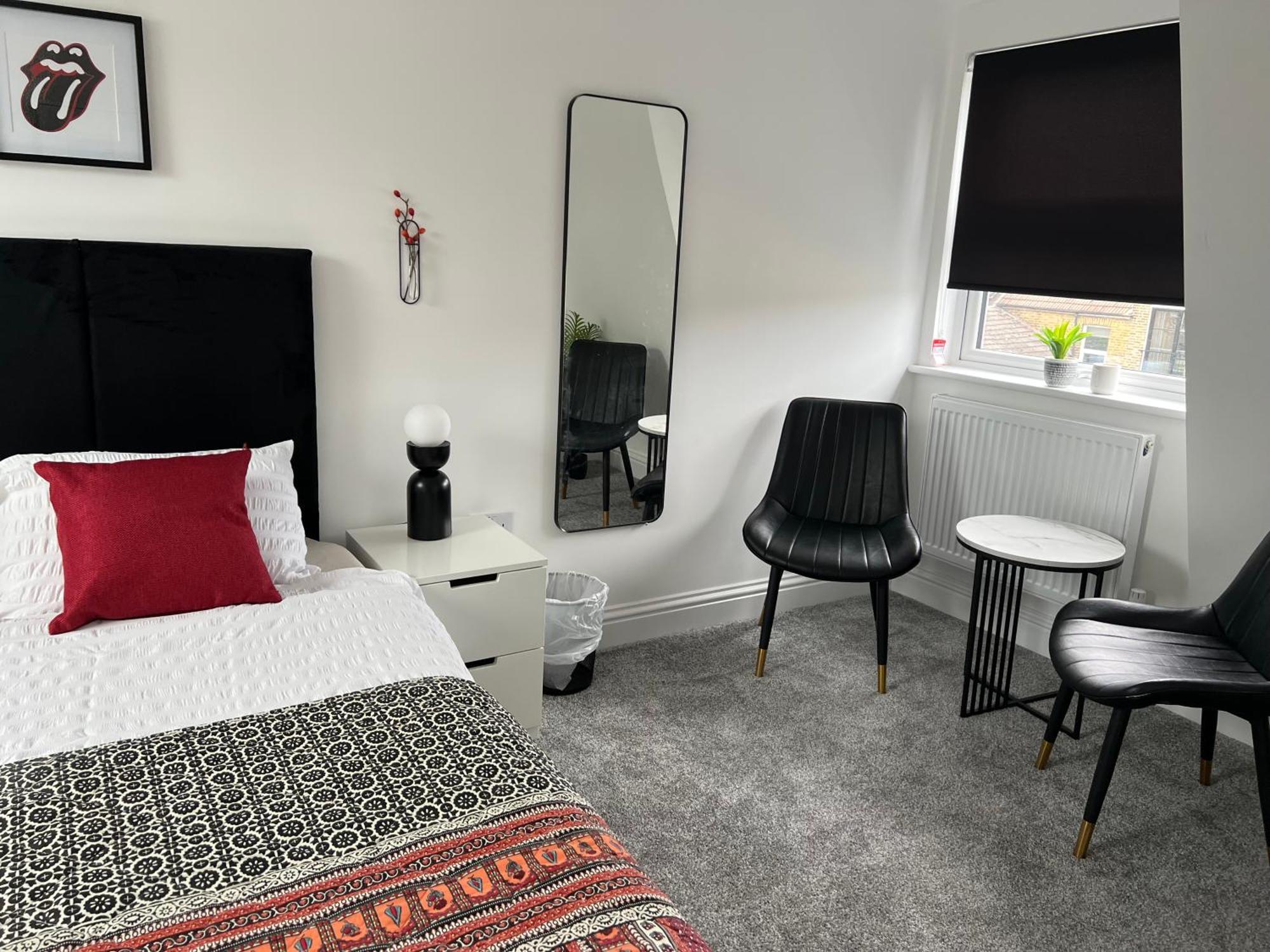 Comfortable - Only 6-mins Walk From Underground Station Quarto em Acomodações Particulares