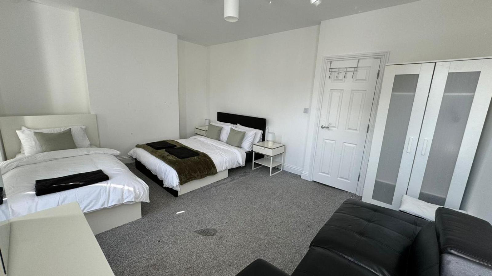 Comfortable - Only 6-mins Walk From Underground Station Quarto em Acomodações Particulares *