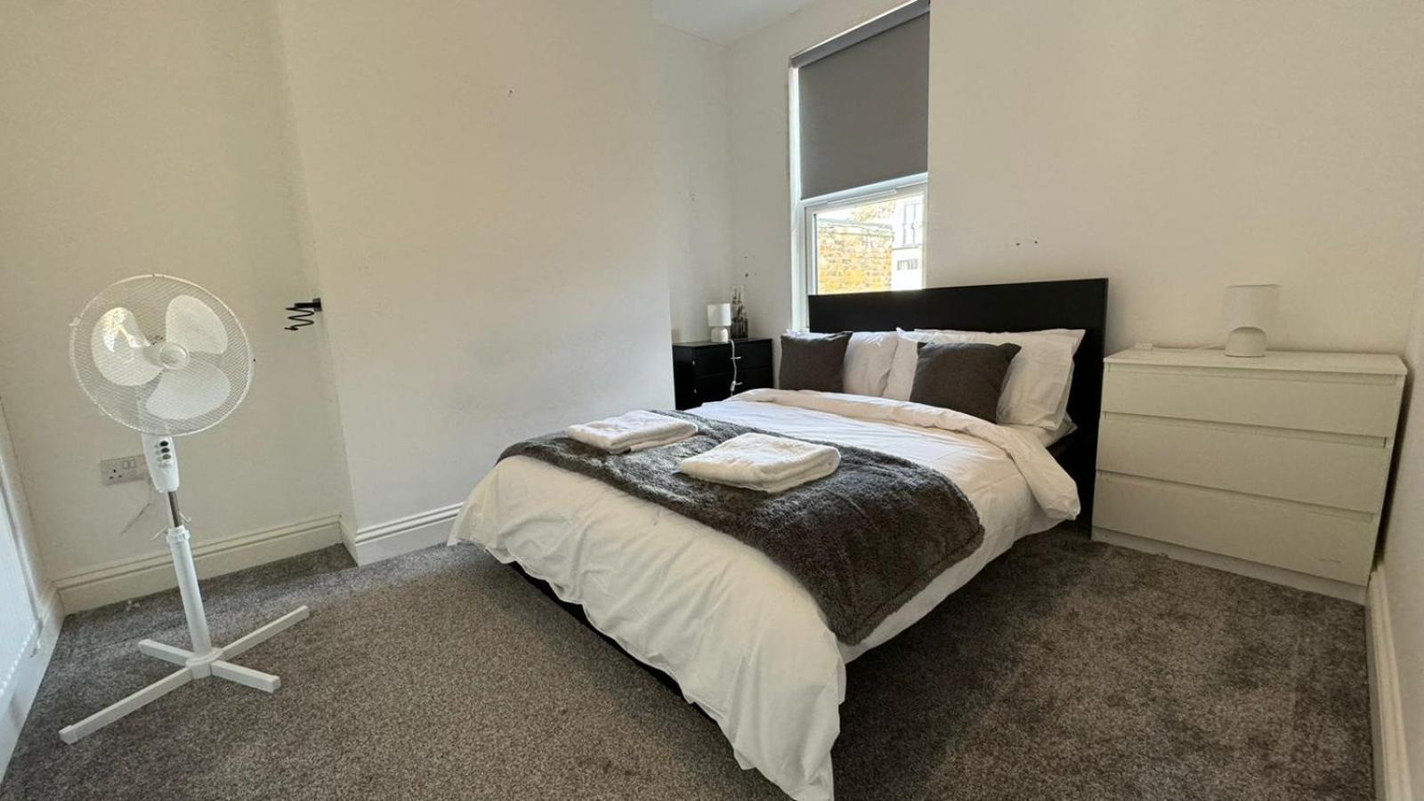 Comfortable - Only 6-mins Walk From Underground Station Quarto em Acomodações Particulares